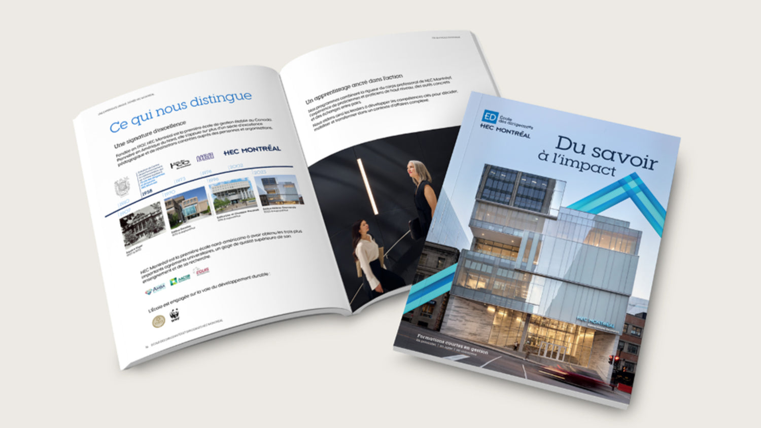 Une brochure ouverte à la page qui nous distingue et une brochure avec la première de couverture.