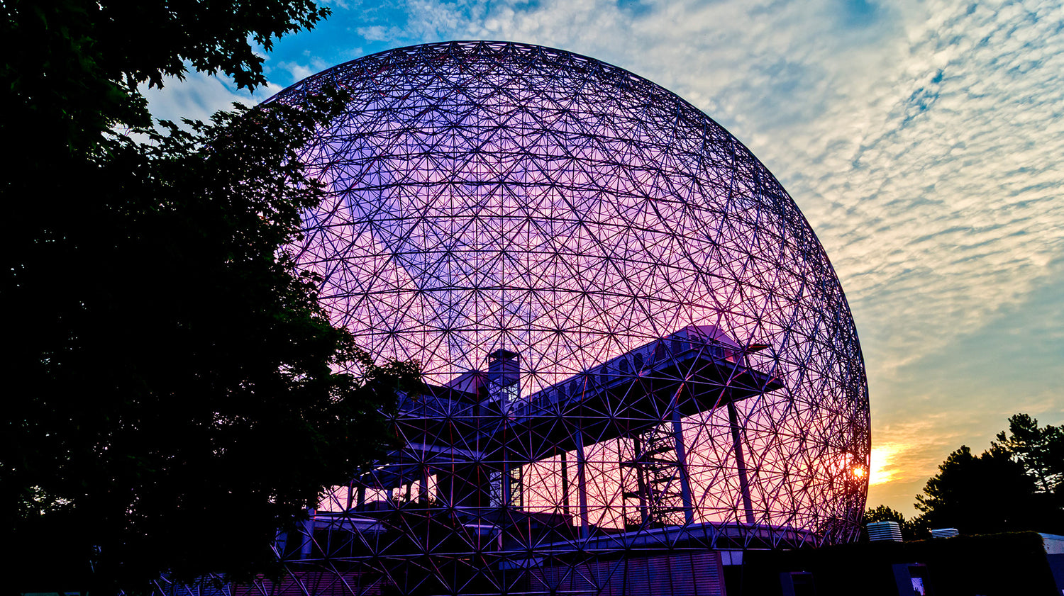 Biosphère de Montréal illuminée au coucher du soleil